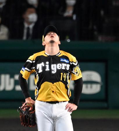 　８回、長野に３ランを浴び、天を仰ぐ岩貞（撮影・飯室逸平）