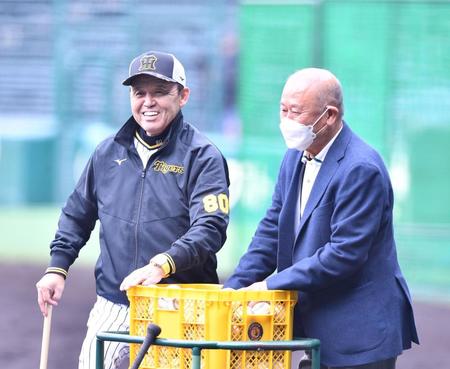 　デイリースポーツ評論家・藤田平氏（右）と話す岡田監督（撮影・中田匡峻）