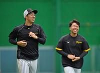 　村上（右）と談笑しながらアップする青柳（撮影・中田匡峻）