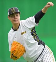 　キャッチボールをして調整する大竹（撮影・立川洋一郎）