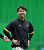 　練習中、笑顔を見せる村上（撮影・中田匡峻）