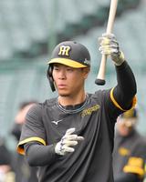 　打撃練習へ向かう佐藤輝（撮影・立川洋一郎）