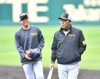 　梅野（左）に言葉をかけた岡田監督（撮影・中田匡峻）