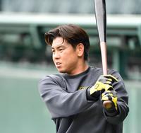 　スイングする梅野（撮影・中田匡峻）