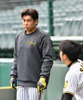 　才木（右）と話す梅野（撮影・中田匡峻）