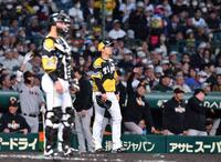 　３回、大城卓に適時三塁打を浴び、盛り上がる巨人ナインを背に呆然とする西勇と梅野（手前左）のバッテリー（撮影・中田匡峻）