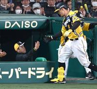 　５回、１号ソロを放った佐藤輝を迎える岡田監督（撮影・飯室逸平）