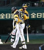 　７回、空振り三振に倒れベンチへ戻る梅野（撮影・飯室逸平）