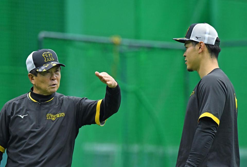 　平田ヘッドコーチ（左）の話を聞く佐藤輝（撮影・中田匡峻）