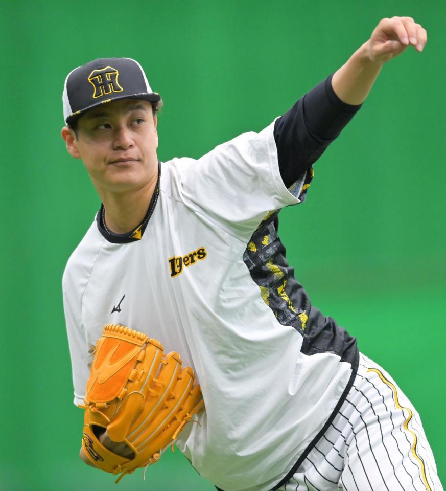 　キャッチボールをして調整する大竹（撮影・立川洋一郎）