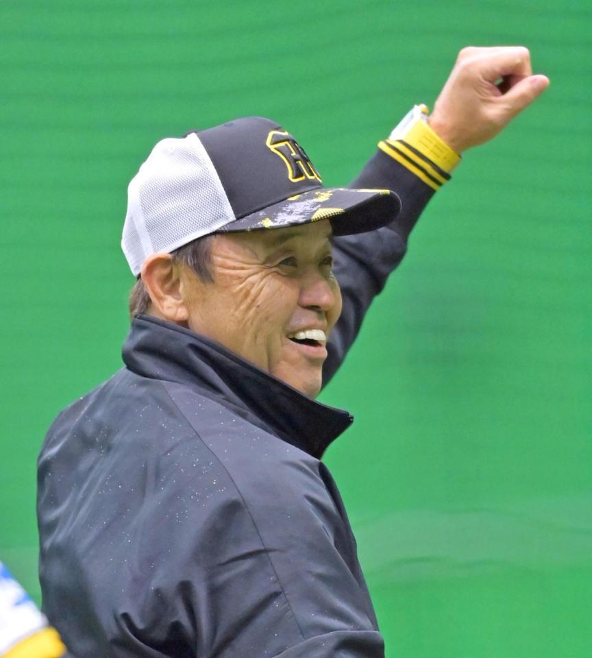 　笑顔を見せて練習を見守る岡田監督（撮影・立川洋一郎）