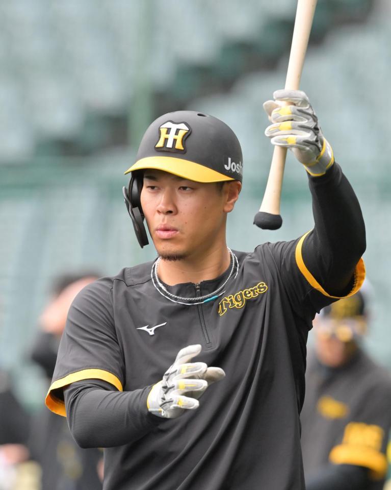 　打撃練習へ向かう佐藤輝（撮影・立川洋一郎）