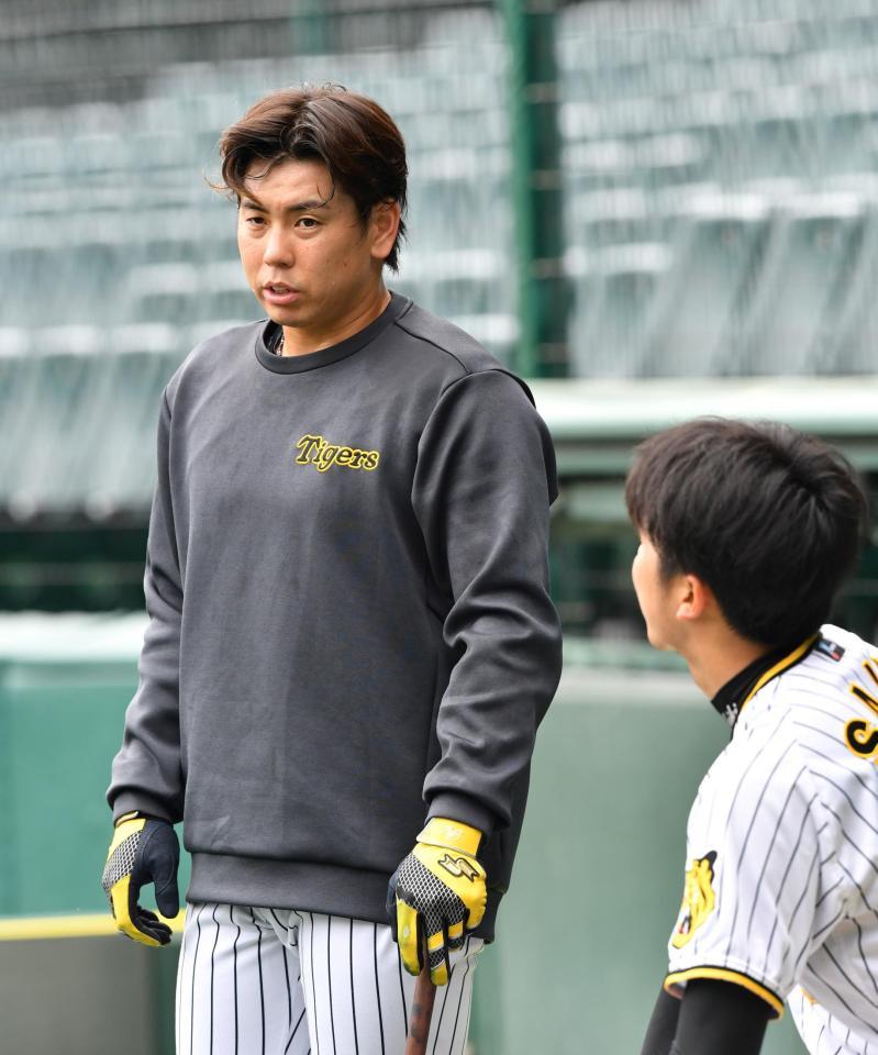 　才木（右）と話す梅野（撮影・中田匡峻）