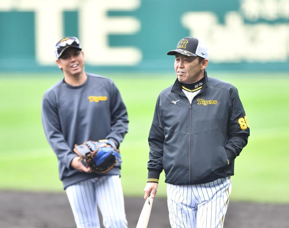 　梅野（左）に言葉をかけた岡田監督（撮影・中田匡峻）