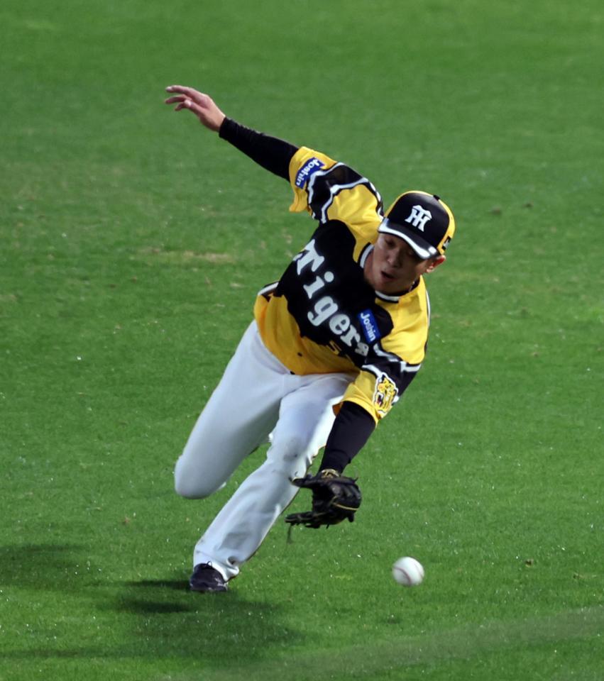 　３回、島田は大城卓の打球にグラブを出すも捕球できず適時三塁打となる（撮影・山口登）