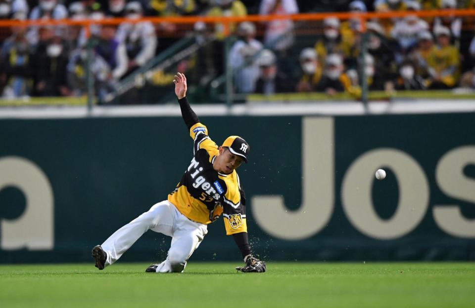 　３回、大城卓の打球を右翼手の島田が捕球出来ず、適時三塁打となる（撮影・中田匡峻）