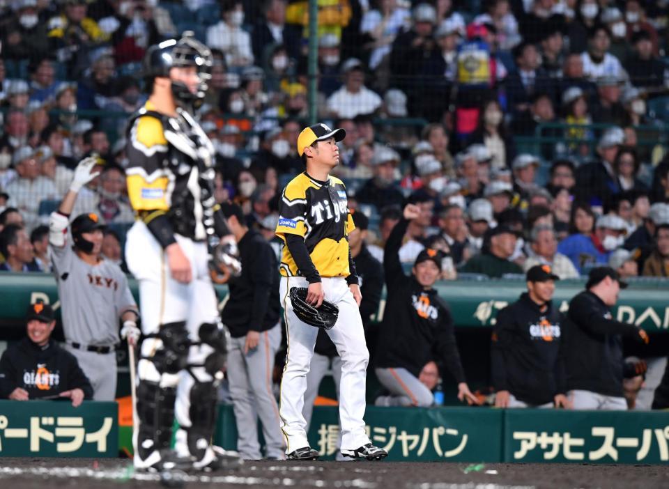 　３回、大城卓に適時三塁打を浴び、盛り上がる巨人ナインを背に呆然とする西勇と梅野（手前左）のバッテリー（撮影・中田匡峻）