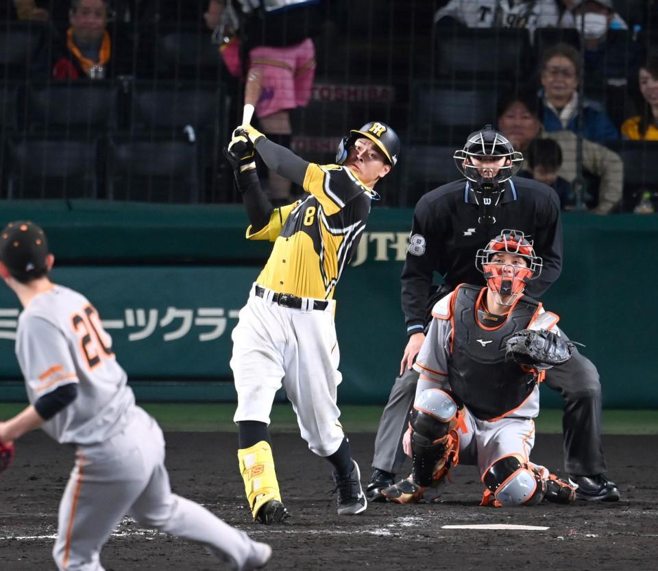 　５回、追撃の１号ソロを放つ佐藤輝（撮影・飯室逸平）