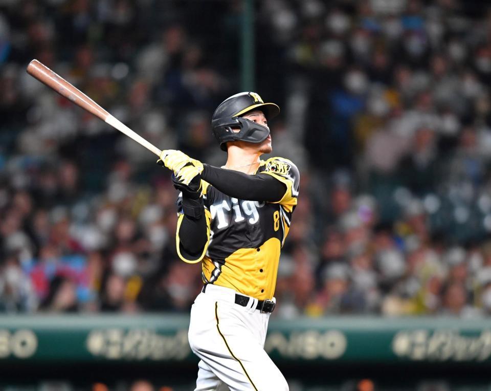 　５回、ライトスタンドへソロを放った佐藤輝（撮影・中田匡峻）