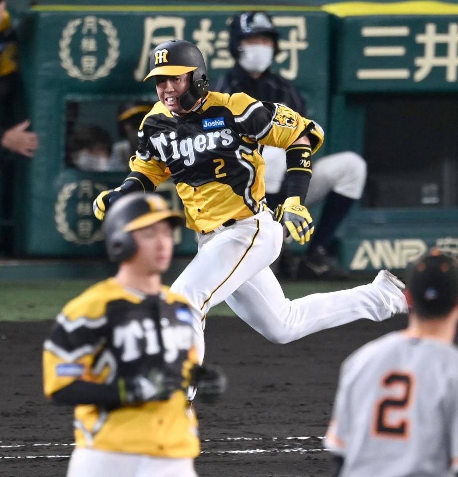 　５回、梅野は併殺に倒れるも１点を返す（撮影・飯室逸平）