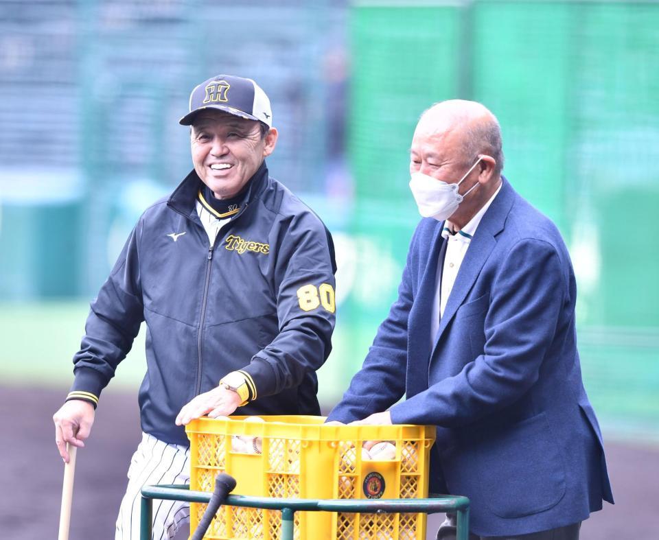 　デイリースポーツ評論家・藤田平氏（右）と話す岡田監督（撮影・中田匡峻）