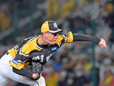 　４回表から２番手で登板し力投する阪神・及川　