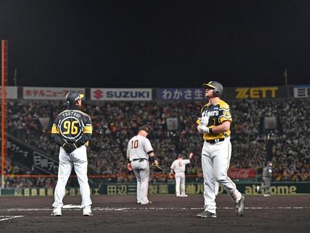 　８回、併殺打に倒れたノイジー（撮影・中田匡峻）