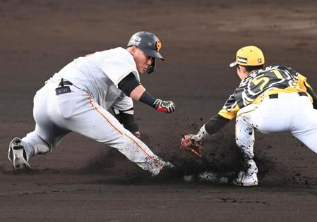 　１回、二塁打を放ち二塁へ滑り込む中田（撮影・飯室逸平）