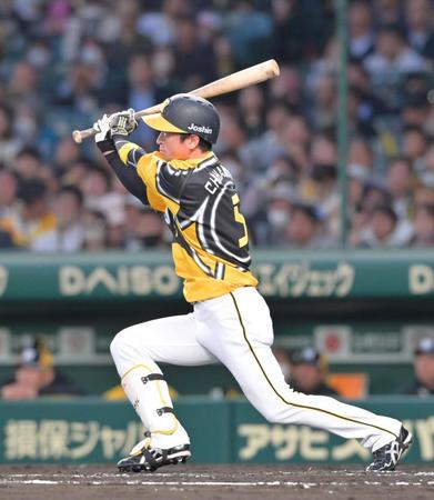 　３回、右翼スタンドへソロを放つ近本（撮影・立川洋一郎）