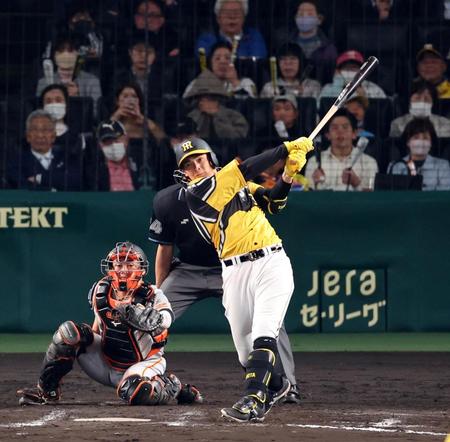 　８回、右中間に適時三塁打を放つ井上（撮影・山口登）