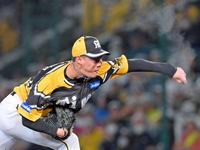 　４回表から２番手で登板し力投する阪神・及川　