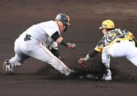 　１回、二塁打を放ち二塁へ滑り込む中田（撮影・飯室逸平）