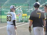 　試合前、ノイジー（７）にアドバイスを送る岡田監督（撮影・高部洋祐）