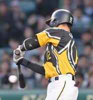 　２回、右前へ先制適時打を放つ坂本（撮影・立川洋一郎）