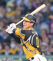 　２回、左犠飛を放つ木浪（撮影・立川洋一郎）