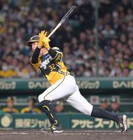 　３回、左翼線へ２点適時二塁打を放つ井上（撮影・立川洋一郎）