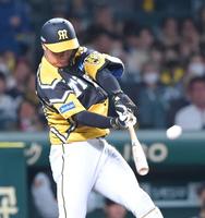 　６回、ソロを放つ大山（撮影・高部洋祐）