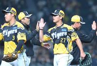 　完封星を挙げ、岡田監督（左から２人目）とタッチを交わす伊藤将（撮影・高部洋祐）