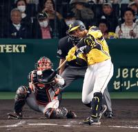 　８回、右中間に適時三塁打を放つ井上（撮影・山口登）