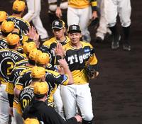 　勝利を飾り、ナインとタッチを交わす井上（中央）＝撮影・北村雅宏