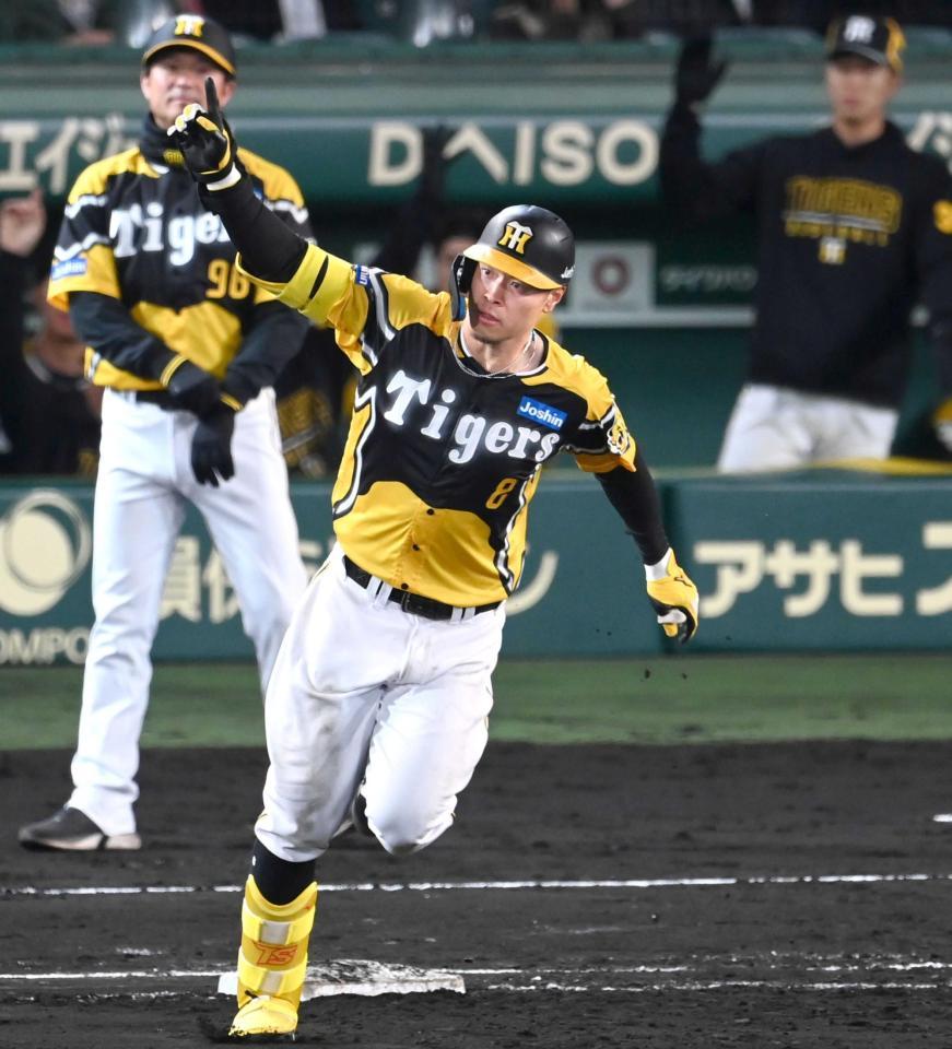 　５回、手を上げてダイヤモンドを回る佐藤輝（撮影・飯室逸平）