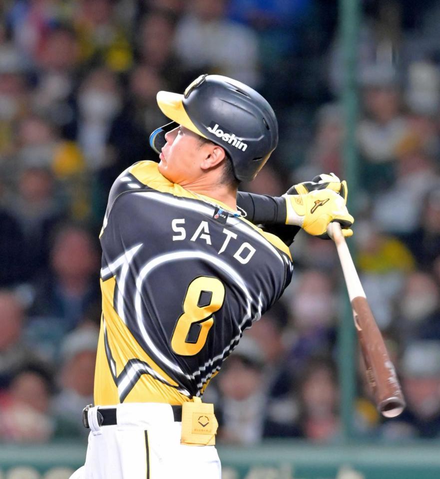 　５回裏阪神無死、右翼スタンドへソロを放つ阪神・佐藤輝