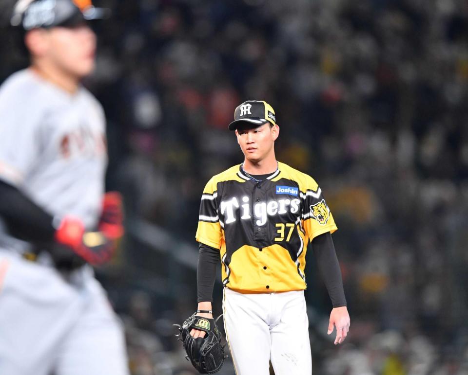 　４回、岡本和（左）を投ゴロに抑える