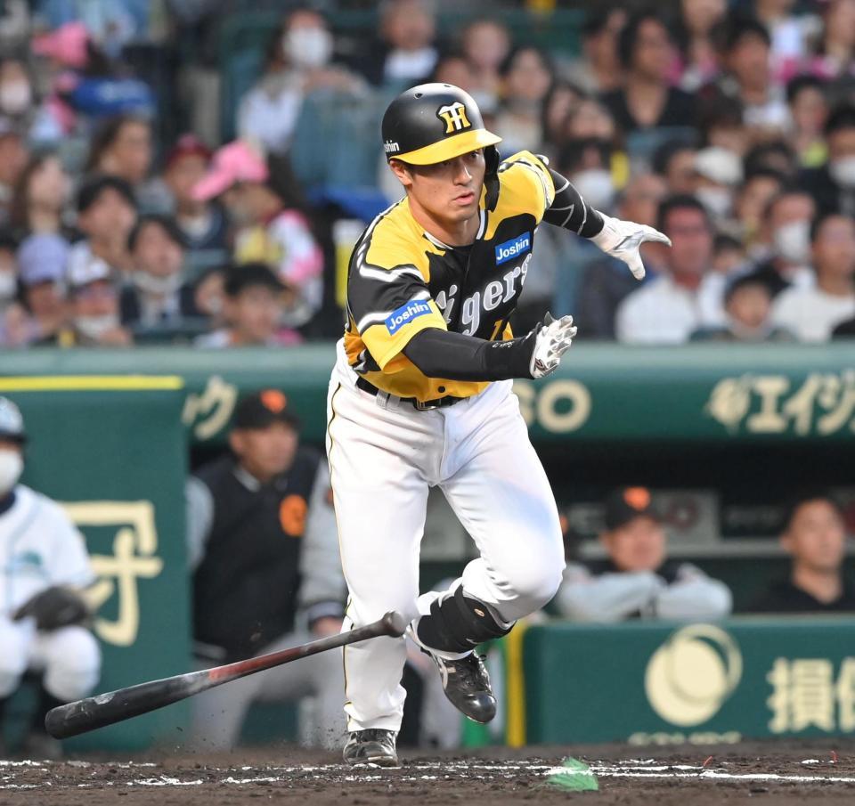 　２回、先制適時打を放つ坂本（撮影・高部洋祐）