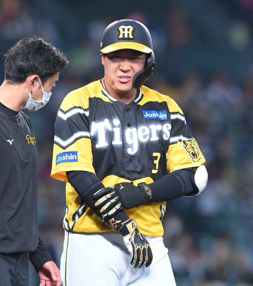 　３回、右手に死球を受け、苦しそうな大山（撮影・高部洋祐）