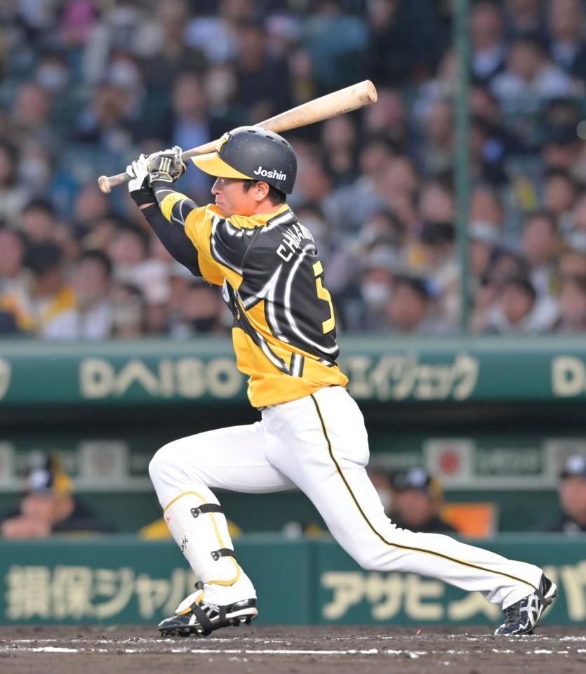 　３回、右翼スタンドへソロを放つ近本（撮影・立川洋一郎）