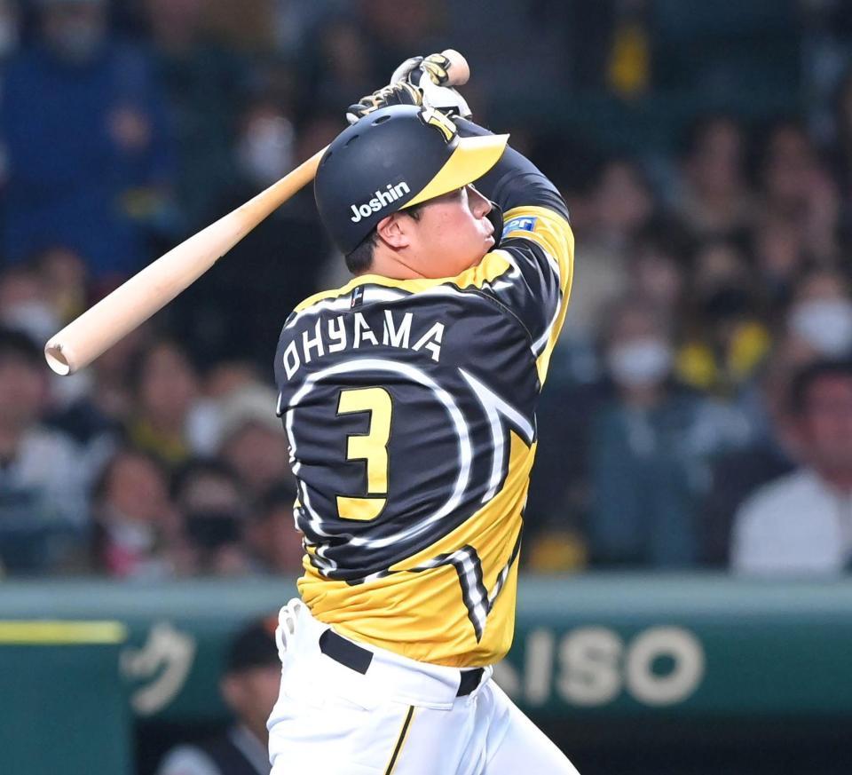 　６回、ソロを放つ大山（撮影・高部洋祐）