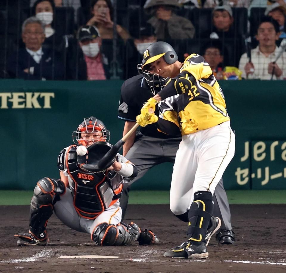 　８回、右中間に適時三塁打を放つ井上（撮影・山口登）