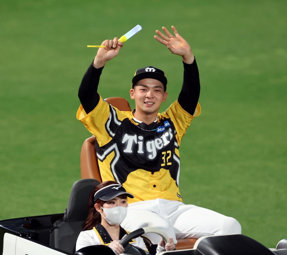 　リリーフカーに乗りファンの声援に応える井上（撮影・山口登）