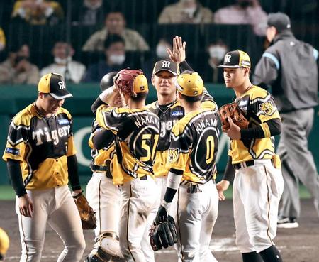 　完封勝利を飾りナインとタッチする阪神・伊藤将